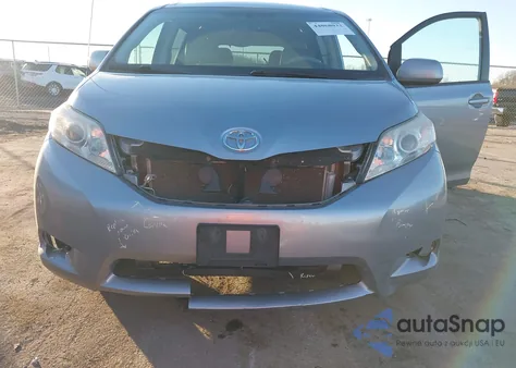 2012 Toyota Sienna Le V6 8 Passenger z USA, uszkodzony, nr VIN 5TDKK3DC3CS209260